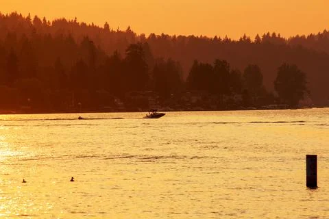 Boating on the lake at sunset Foto stock