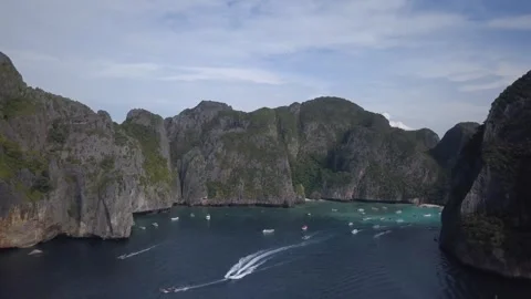 Boating mountain valley Lake Stock-Footage 273210827
