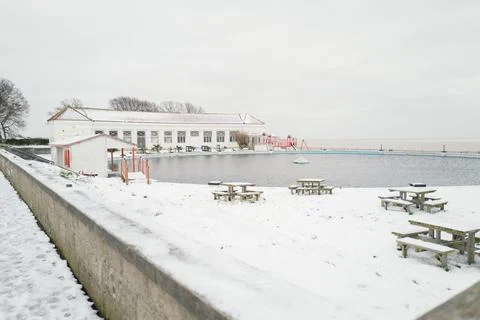 The boating pool building in Ramsgate covered in snow. Stock-Fotos