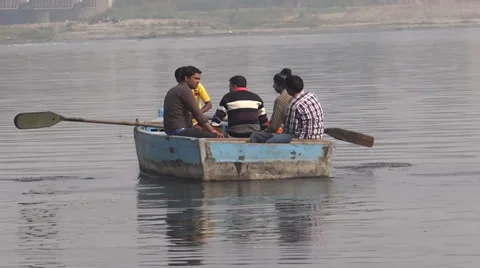 Boating in yamuna river 스톡 동영상 32859764
