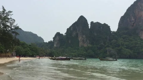 Boats and limestone cliffs of Railay Beach in Krabi, Thailand Stockbeeldmateriaal 62171650