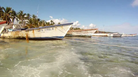 Boats berthed to the shore Vídeos de archivo 36584945