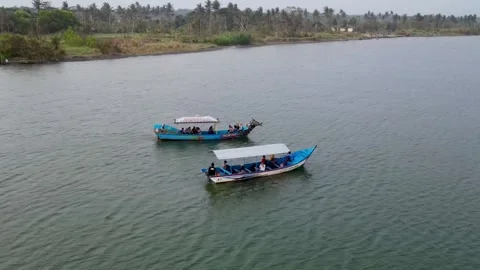 Boats circle the lake 動画素材 256015389