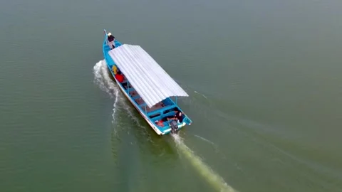 Boats circle the lake 動画素材 256015402