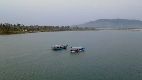 Boats circle the lake 動画素材 256015472