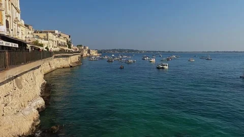 Boats at the coast in Ortigia Vidéo 344560323