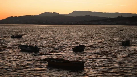 Boats Docked in River. Sunset in a Dramatic Sky Stockbeeldmateriaal 111329236