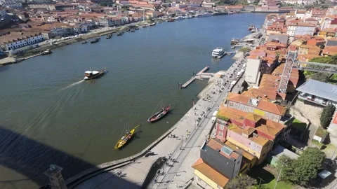 Boats docked at the riverside. Vidéo 327686610