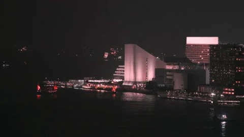 Boats docking at Star Ferry Pier in Kowloon at night - Tsim Sha Tsui - Hong Kong Stockbeeldmateriaal 145928155