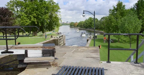 Boats Exitting The Ottawa Locks Vidéo 63432985