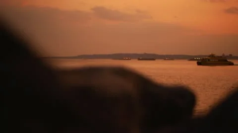 Boats Float by at Sunset Vidéo 12517963