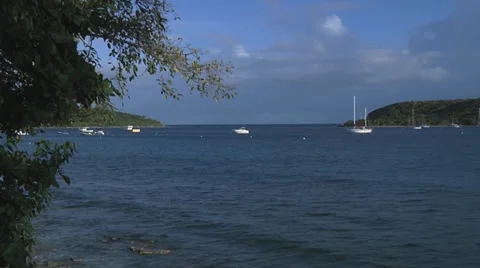 Boats floating on bay 库存影片 33255554