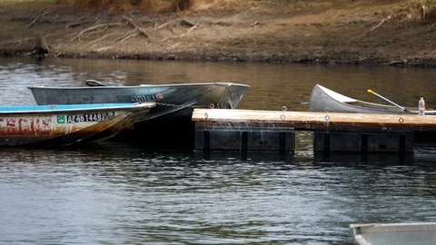 Boats Floating at a Lake Dock 動画素材 89589565
