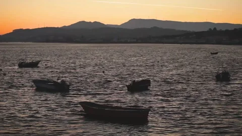Boats floating at the river Stockbeeldmateriaal 123003987