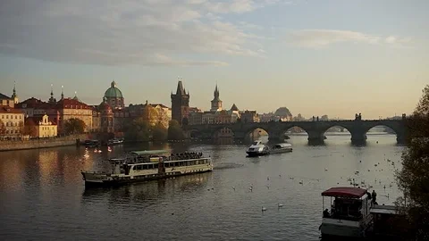 Boats floating under the Charles bridge at sunset, Prague, Czech Republic. Vidéo 123300244