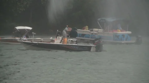 Boats in heavy rain Vidéo 39286351