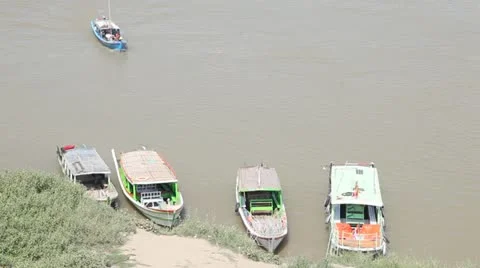 Boats on Irrawaddy River 库存影片 11013550
