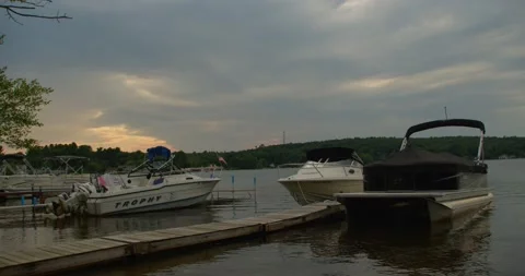 Boats on the lake 動画素材 202105353