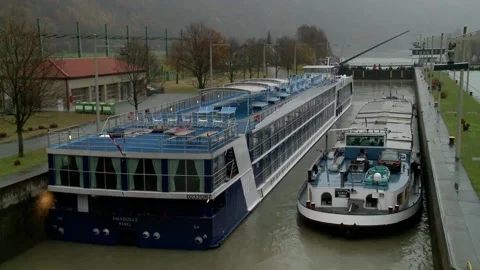 Boats in a lock on the Danube-Timelapse 動画素材 148870026