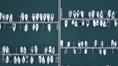 Boats moored on dock Stockbeeldmateriaal 171594230