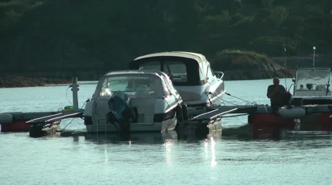 Boats moored by floating pontoon 库存影片 38033509