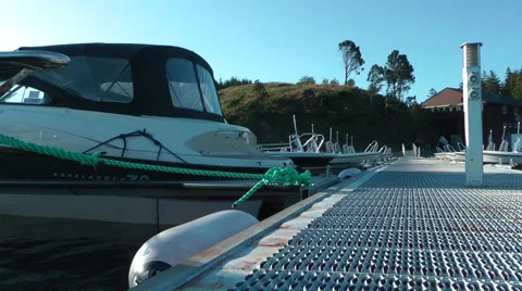 Boats moored by floating pontoon 库存影片 38033593