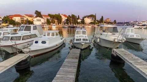 Boats moored to three parallel docks Foto stock