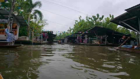 Boats navigate crowded floating  market in Bangkok Video stock 310110949