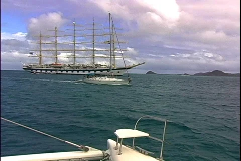 Boats pass-bow Stock-Footage 816551