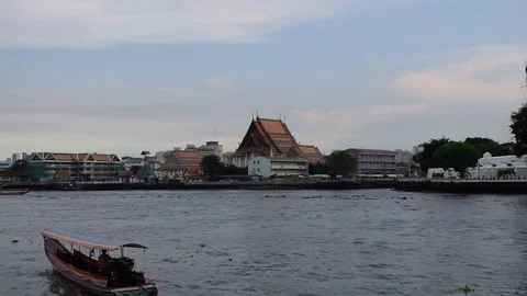 Boats Pass in Front of the Wang Derm Palace on the Chao Phraya River Video stock 90183646