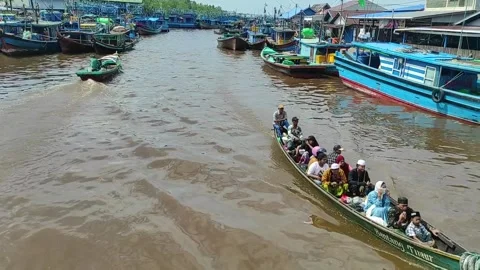 Boats with passengers Stock Footage 324595666