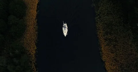 Boats on river going under open bridge. Video stock 103352647