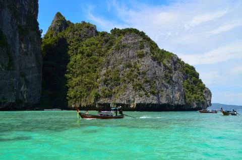 Boats sailing around Phi Phi Islands 库存照片
