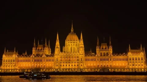 Boats sailing on Danube River in Front of Historic Országház Parliament at Vídeos de archivo 334811603