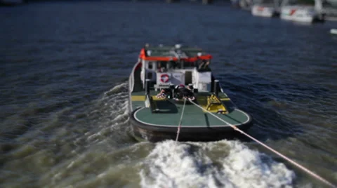 Boats sailing down the river Thames, London  Vídeos de archivo 32933644