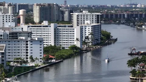 Boca Raton Homes with docks Intercoastal Roofers working Waterfront Boat Wate Vídeos de archivo 276392016