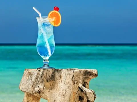 Bocal of cocktail is on sandy coral  beach, Maldives, The Indian Ocean Foto stock