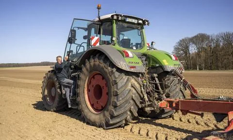 Bodenbearbeitung zur Maisaussaat mit Traktor Fendt 1050 (500 PS) und Horsc... Stock Photos