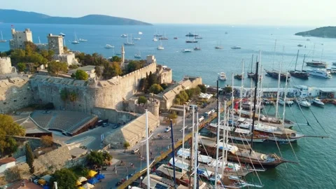 Bodrum Castle with beautiful blue sea and coastline. Sunset in yacht port Castle 库存影片 252585688