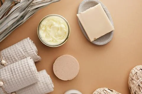 Body scrub, solid shampoo, handmade soap, bamboo cotton swabs, muslin towels and 스톡 사진