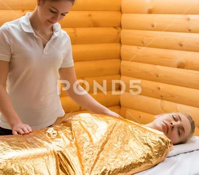 Body wraps. Photo of girl relaxing in spa salon Stock-Fotos