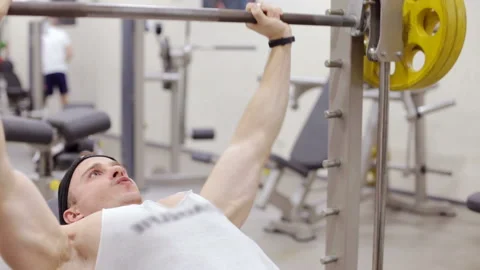 Bodybuilder doing bench press Video stock 107314425