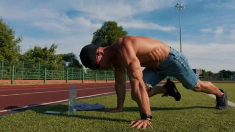 Bodybuilder doing exercise climber in plank at fast pace and demonstrating his Stock-Footage 245962857