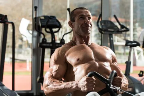 Bodybuilder doing heavy weight exercise for back Stock-Fotos