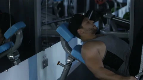 Bodybuilder is doing leg press 스톡 동영상 85616717