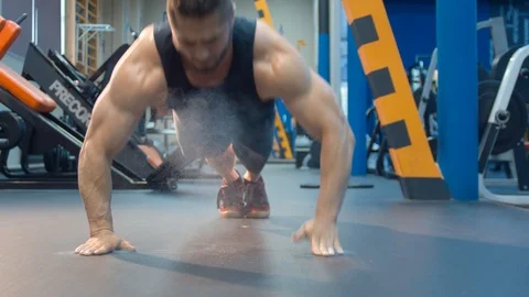 Bodybuilder doing push up 動画素材 112531425