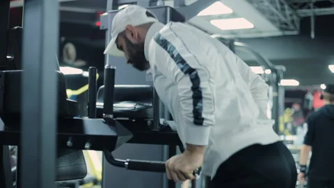 Bodybuilder doing triceps workout 스톡 동영상 145562801