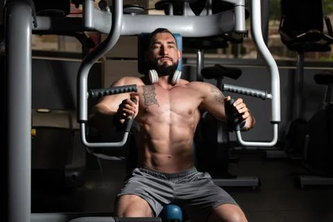 Bodybuilder Exercising Chest On Machine Foto stock