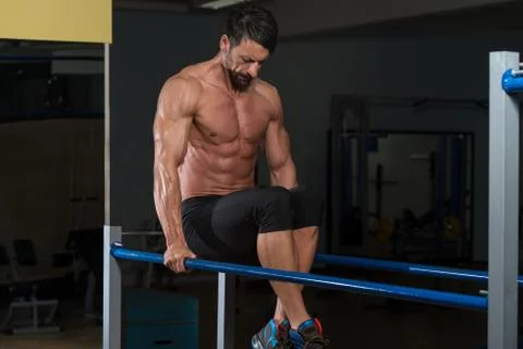 Bodybuilder exercising on parallel bars Stock-Fotos