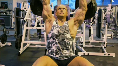 Bodybuilder exercising with weight in gym Video stock 534196